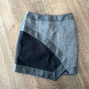 Karen Millen womens size 4 skirt. Black and white with leather like trim detail